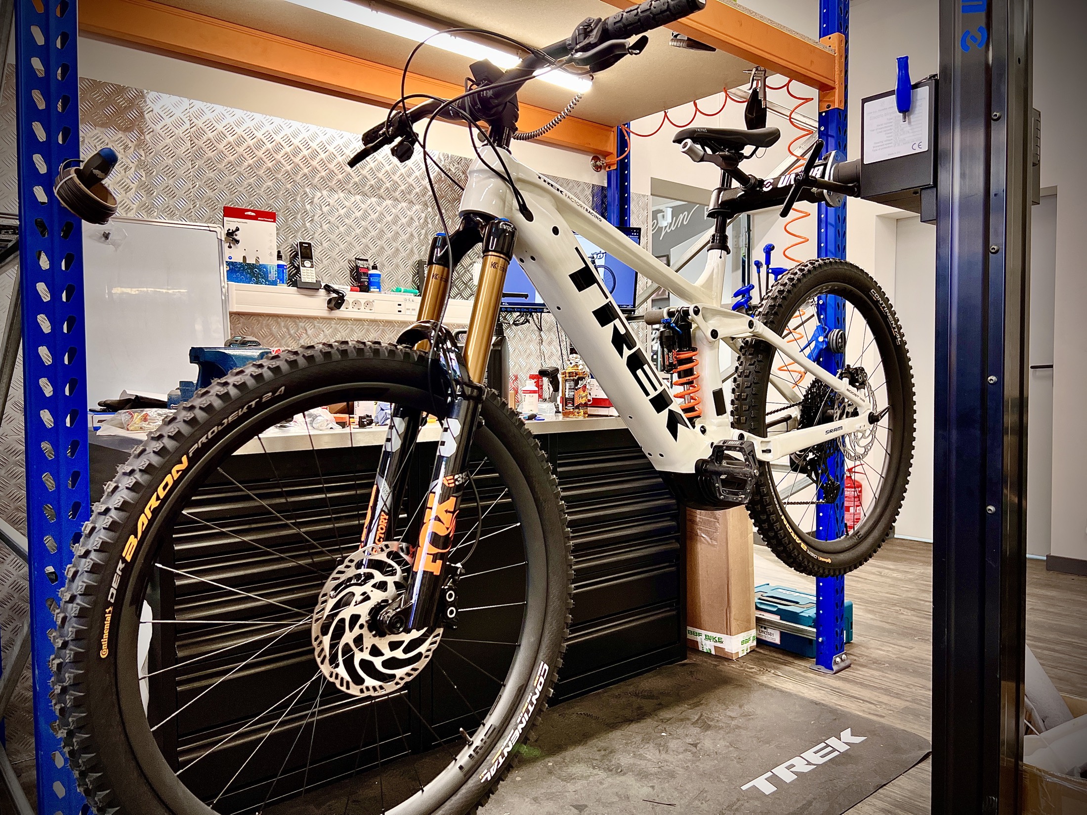 Trek Rail E-MTB auf dem Montageständer in der Bike-Setup-Werkstatt